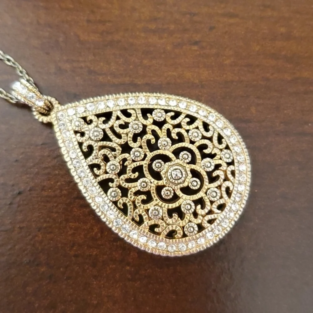 Gold‎ pendant necklace